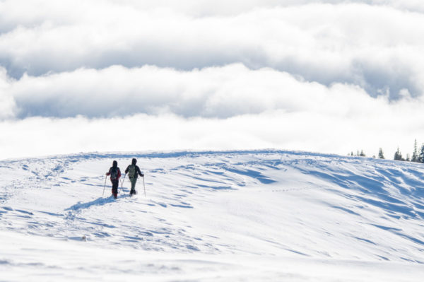 2 people snowshoeing in Tirol